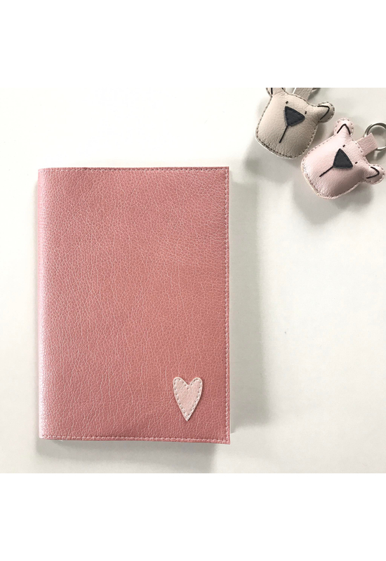 ESKA Egészségügyi kiskönyv borító - Metálrózsaszín/rózsaszín szív (12.5 x 17.5 cm)