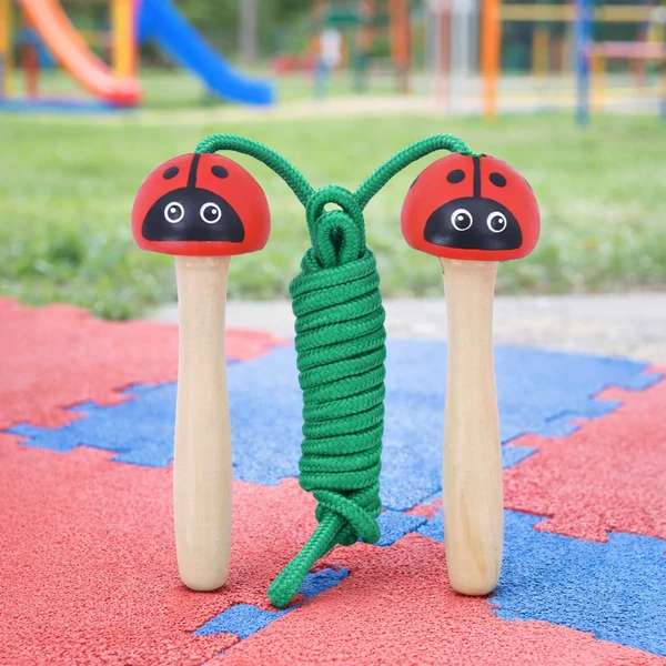 Fa ugrálókötél állatfigurás (katica, natúr)